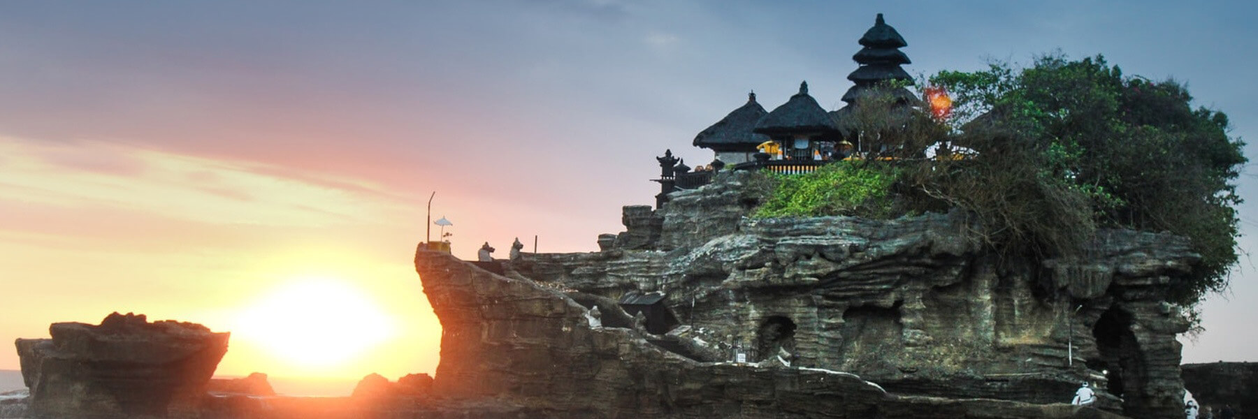 The temple Pura Tanah, perched high on the rock, facing the wide-open ocean.